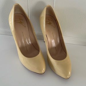 Giuseppe zanotti patent leather beige pumps
